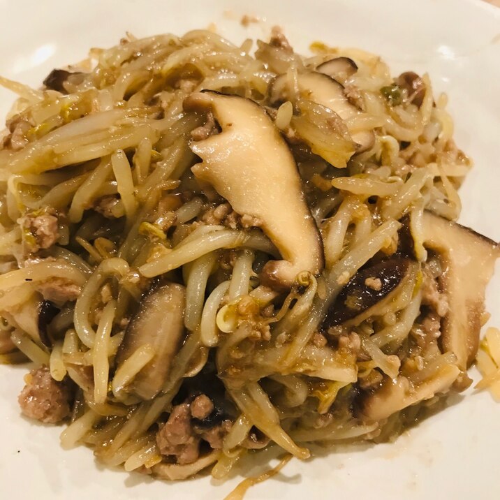 醤油麹でもやしと生しいたけひき肉の炒めもの